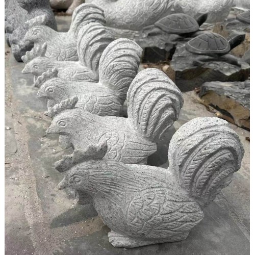 KZ-393, estatuas de piedra de gallina tallada
